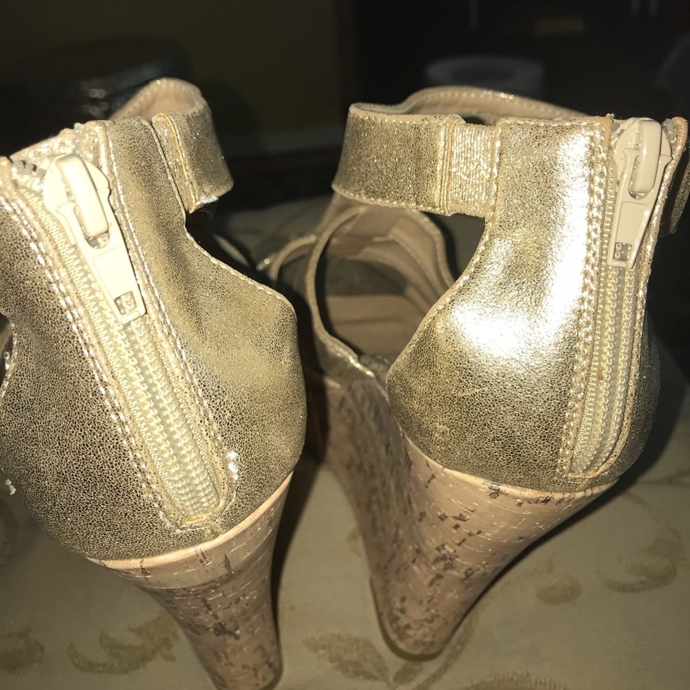 🏵NWOT🏵GUESS Sandals🏵 - Picture 3 of 5
